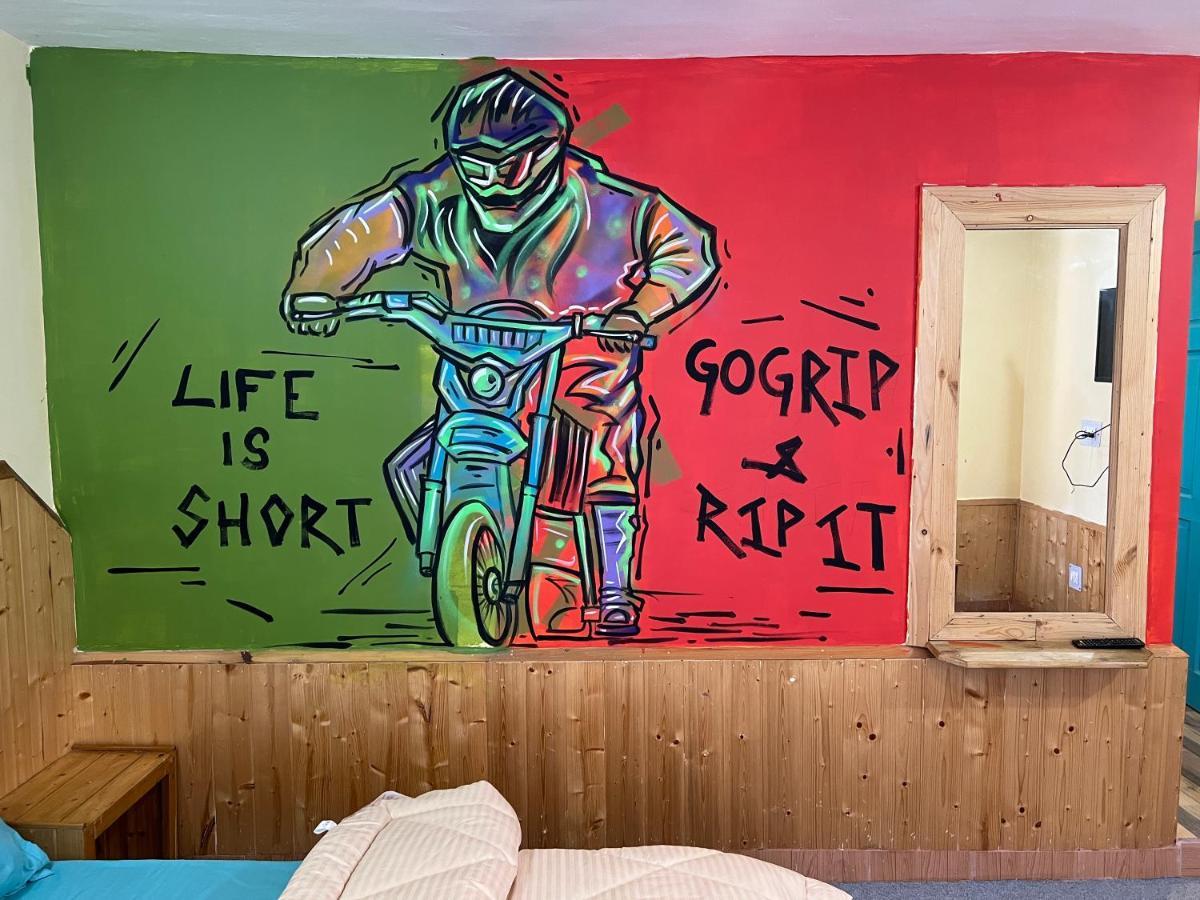 Hostel The Vagabond Manali Exterior foto